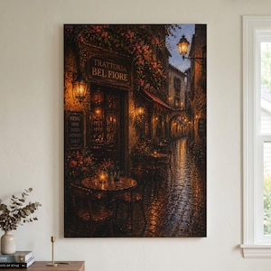 Puede incluir: Una impresión de arte mural vertical que representa un callejón empedrado de noche con un restaurante llamado Trattoria Bel Fiore. La escena presenta linternas de luz cálida, mesas al aire libre con sillas, flores trepadoras y un menú.