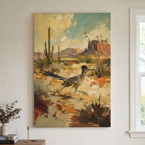 Peut inclure: Une peinture à l'huile sur toile représentant un grand géocoucou courant à travers un paysage désertique. La scène présente des cactus saguaro, des ocotillos et des mesas lointaines sous un ciel texturé aux tons bleu, jaune et brun terreux.