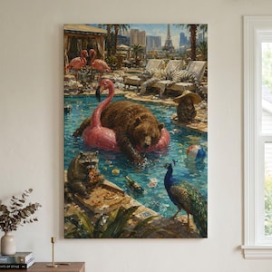 Puede incluir: Una impresión de arte mural que muestra una escena de piscina surrealista con un oso pardo flotando en un flotador de flamenco rosa, un mapache comiendo pizza, un pavo real y un tigre blanco descansando en una silla frente a una ciudad.