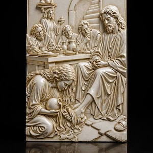 Könnte beinhalten: Eine rechteckige, cremefarbene Wandplatte mit einem detaillierten Flachrelief einer biblischen Szene. Die Skulptur zeigt eine kniende Figur, die die Füße einer sitzenden zentralen Figur wäscht, während andere Figuren an einem Tisch dahinter sitzen.
