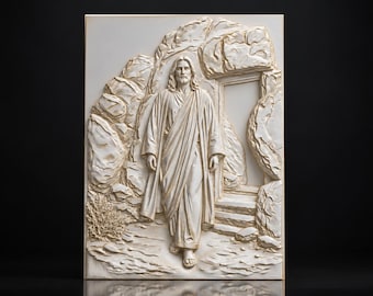 Può includere: Una placca da parete rettangolare color bianco sporco con una scultura in bassorilievo di una figura con capelli lunghi e tunica che esce dall'ingresso di una tomba in pietra. La scena include formazioni rocciose strutturate e suolo piano.