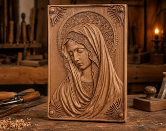 Può includere: Una placca da parete rettangolare in legno con un intaglio in rilievo dettagliato di una donna con un velo. La figura è circondata da un complesso alone floreale circolare e quattro motivi a raggiera negli angoli, tutto in legno naturale.