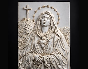 Può includere: Una placca rettangolare in rilievo etichettata STL Model raffigurante una figura scolpita con velo, un'aureola di stelle e mani che tengono un rosario. La figura centrale mostra un cuore trafitto da una spada e una croce sullo sfondo.