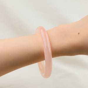 Zartrosa Armreif aus afghanischer Jade, natürliches pastellrosa Armband aus chinesischer Jade, zierliches orientalisches Schmuckgeschenk für Sie