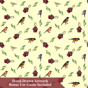 Op de afbeelding: Een herhalend patroon op een lichtgele achtergrond met handgetekende illustraties van diverse kleurrijke vogels, rode vogelhuisjes met hartvormige uitsparingen en groene bladeren. De tekst onderaan luidt Hand-Drawn Artwork Bonus Use Guide Included.