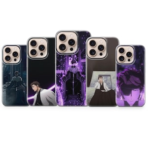 Op de afbeelding: Vijf smartphonehoesjes met anime-stijl illustraties van een personage met donker haar. De ontwerpen tonen het personage in verschillende houdingen, waaronder zittend op een troon en als portret, tegen donkerpaarse en zwarte achtergronden.