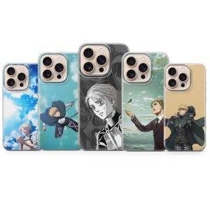 Op de afbeelding: Vijf smartphonehoesjes met anime-stijl illustraties van personages uit Attack on Titan. De ontwerpen bevatten scènes met blauwe luchten, een zwart-wit portret, een personage in pak dat naar een veer reikt en een personage in een groene mantel.