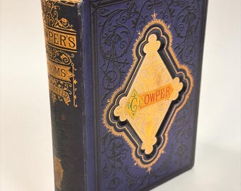 以下が含まれることがあります： Cowper's Poemsというタイトルのヴィンテージのハードカバー本。濃い青色の表紙には複雑な黒のフィリグリー模様と中央に金色のひし形のインレイが施されている。背表紙には金色の文字と装飾的な花のモチーフが描かれている。