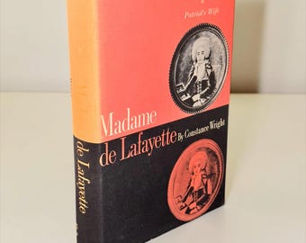 以下が含まれることがあります： コンスタンス・ライト著『Madame de Lafayette』、サブタイトル『The Story of a Patriot's Wife』と記されたハードカバー本。ブックジャケットは赤と黒に分かれたデザインで、人物のモノクロの円形ポートレートが2つ配置されている。