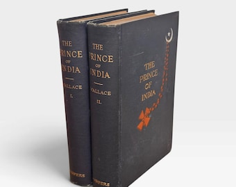 以下が含まれることがあります： ウォレス著『The Prince of India』第1巻と第2巻のダークブルーのハードカバー本2冊。表紙には金色の文字と、星を伴う三日月、そして十字架のシンボルで終わる吊り下げられたビーズチェーンのグラフィックが描かれています。