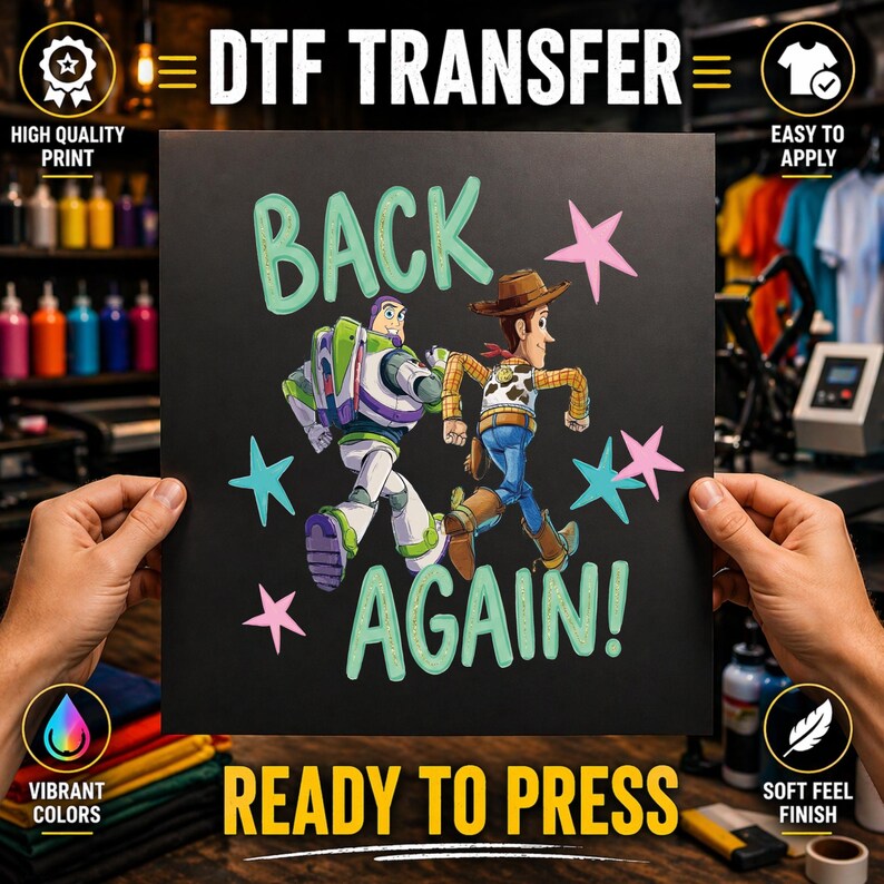 Op de afbeelding: Een zwart DTF-transfervel met de tekst BACK AGAIN! in lichtgroen, met illustraties van Buzz Lightyear en Woody uit Toy Story die rennen. Het ontwerp is versierd met roze en lichtblauwe sterren, klaar voor toepassing met hitte.