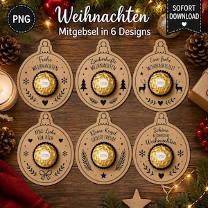 Op de afbeelding: Zes ronde labels van kraftpapier in de vorm van kerstballen, elk met een in goudfolie verpakte chocolade in het midden en zwarte gedrukte kerstteksten in het Duits, waaronder zinnen zoals Frohe Weihnachten en Mit Liebe für Dich.