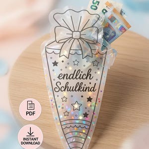 Puede incluir: Una bolsa de regalo cónica y translúcida con un lazo impreso en la parte superior y el texto "endlich Schulkind" en el centro. El diseño incluye patrones de estrellas y círculos con un acabado iridiscente brillante. Se ve un billete de 50 euros dentro.