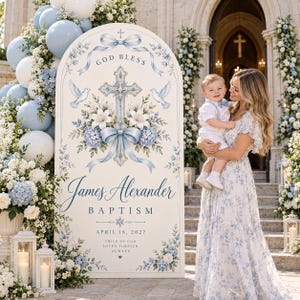 Pode incluir: Uma placa de boas-vindas arqueada para batizado com uma cruz azul, lírios brancos e pombas. O texto diz: God Bless, James Alexander, Baptism, April 18, 2027, Child of God Loved Forever Always. A placa é decorada com balões azuis e brancos.
