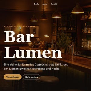 Könnte beinhalten: Eine Website-Startseite für die Bar Lumen mit einem dunklen, stimmungsvollen Bar-Interieur, einer hölzernen Theke, Barhockern und Flaschenregalen. Der Text umfasst Bar Lumen, Altstadt, Aperitif, Späte Stunden, Tisch anfragen, Karte ansehen und Jetzt geöffnet.