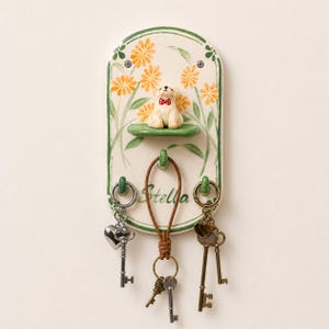 Custom Yellow Daisy Name Ceramic Pet Key Holder Wall Key Rack Personalized Portrait Shelf Green Floral Cat Dog Entryway Decor Pet Lover Gift
