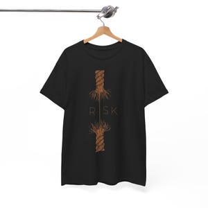 Peut inclure: Un t-shirt noir à manches courtes orné d'un motif représentant une corde marron effilochée et séparée en son milieu. Le mot RISK est imprimé en lettres capitales fines et claires, la lettre I étant remplacée par une fine ligne verticale.