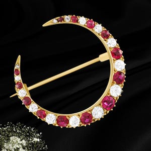 Broche vitoriano em forma de lua crescente com rubis e ouro 14K, broche celestial antigo com diamantes, broche em forma de lua crescente com pedra de nascimento de julho, presente tradicional para ela.