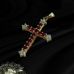 Colar com pingente de cruz vintage em rubi, berloque crucifixo gótico em ouro amarelo 14K, joia com pedra de nascimento de julho em corte redondo, presente religioso para ela.