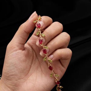 Victoriaanse robijnrode armband 14 kt goud, schakelarmband marquise peridotblad, antieke botanische rozenknoptakkenketting, geboortesteen juli augustus