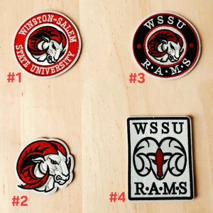 Może przedstawiać: Cztery haftowane naszywki z brandingiem Winston-Salem State University. Naszywka nr 1 to czerwony okrągły emblemat z białym tekstem. Naszywka nr 2 to czerwono-biała głowa barana. Naszywka nr 3 to czarny okrągły emblemat z białym tekstem. Naszywka nr 4 to prostokątna biała naszywka.