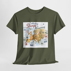 以下が含まれることがあります： オリーブグリーンのTシャツ。中央にはヨーロッパの地図が描かれ、旅行をテーマにした様々な切手風のイラストと「Collecting Stamps & Memories」という筆記体のテキスト、小さな飛行機とハートのアイコンがデザインされています。