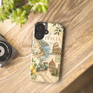 Peut inclure: Une coque de téléphone avec un collage de style vintage sur l'Italie, incluant le Colisée, une ville côtière, un scooter vert clair et des citrons. Le texte indique ITALIA et la dolce vita, avec un petit cœur et des branches d'olivier.