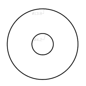 K&ouml;nnte beinhalten: Eine schwarze Strichzeichnung einer Unterlegscheibe oder Ringform. Der &auml;u&szlig;ere Kreis hat einen Durchmesser von 13,8 cm und das innere kreisf&ouml;rmige Loch hat einen Durchmesser von 4,2 cm. Das Design ist als technisches Diagramm auf wei&szlig;em Grund dargestellt.