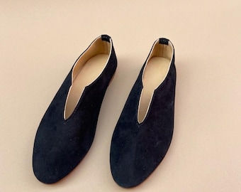 Schwarze Wildleder-Ballerinas, handgefertigte V-Ausschnitt-Loafer, minimalistische Damen-Slipper, spitze Pantoletten, bequeme Schuhe