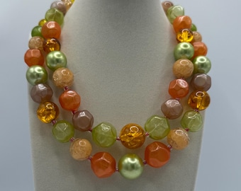 Collar vintage Coro de doble hebra con cuentas de lucita de los años 50, color naranja y verde.