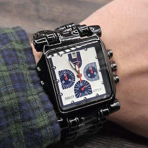 Quadratische Chronograph Uhr inspiriert vom Oakley Stil, schwarzes Metall Armband, Y2K Industriezeitmesser, futuristische Techwear Uhr