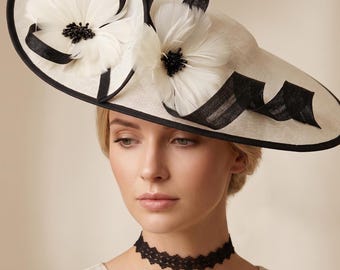 Elfenbein & Schwarzer Sinamay Hut, Hochzeit Fascinator, Große Krempe, Feder Blume Kopfschmuck, Kentucky Derby Hut, Eleganter Hochzeitsgast Hut
