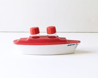Johnstown Pennsylvania Ocean Liner Ship Boat Salt Pepper Plastic Red White Souvenir