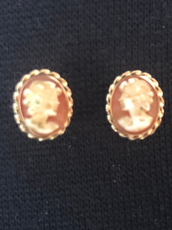 Antique Cameo 14 Karat Yellow Gold Earrings 1930s