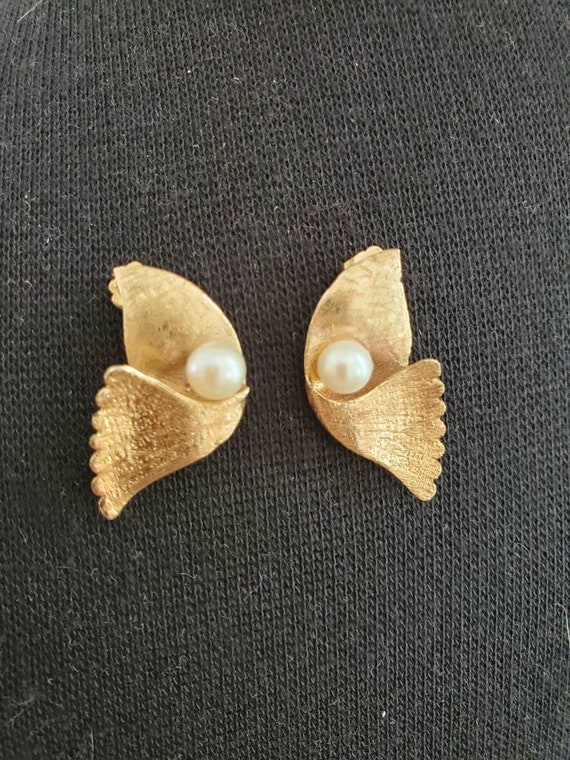 14 Karat Yellow Gold Pearl Earrings