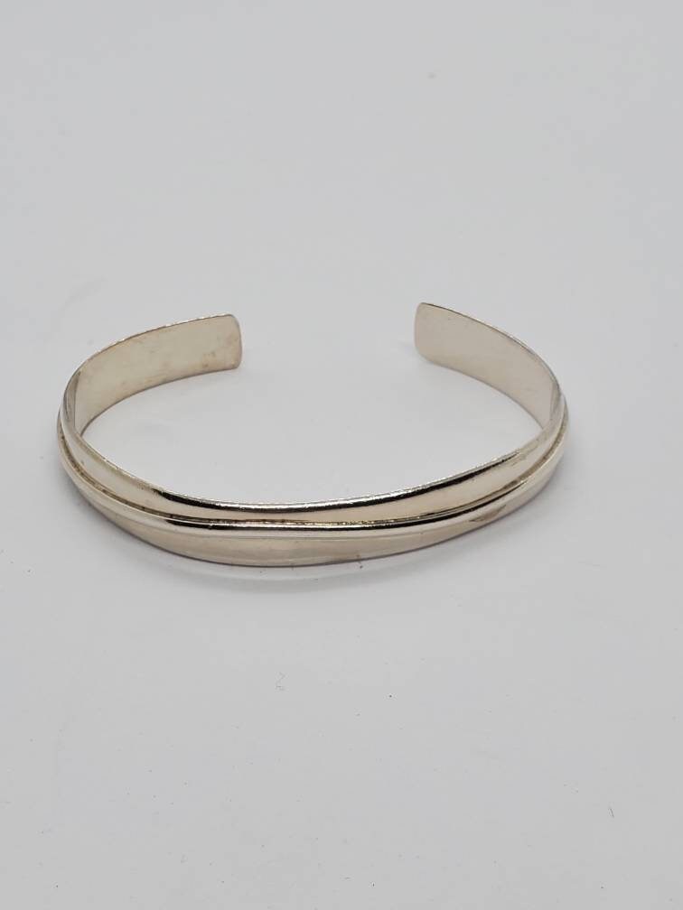 Vintage Sterling Silver Cuff Bracelet With Thin Wave Detail Vintage Sterling Silver Cuff Bracelet With Thin Wave Detail