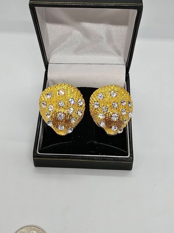1980s Gold Tone Shell Rhinestone Clip On Earrings - image 3