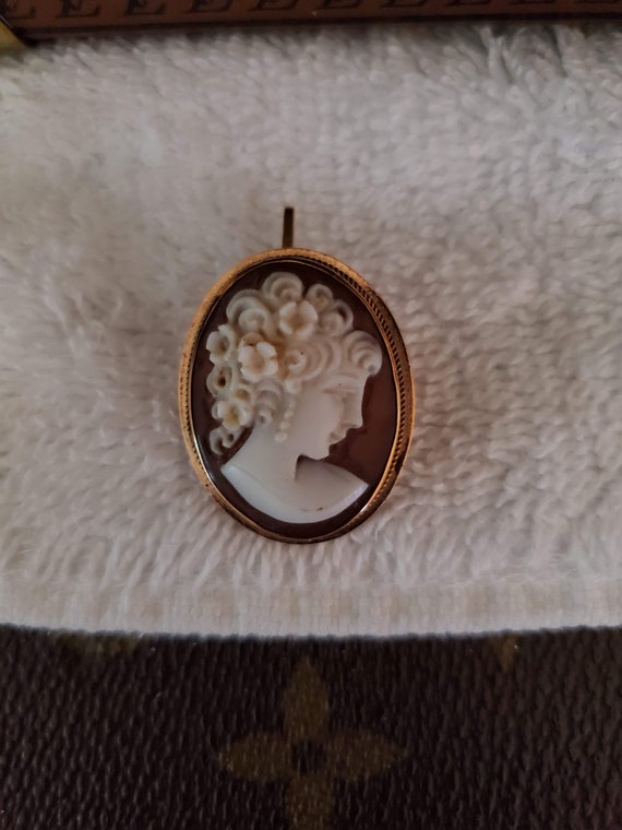 18 Karat Yellow Gold Cameo Pendant/ Brooch - image 1