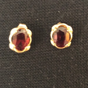 Garnet And 14 Karat Yellow Gold Post Earrings 1980s
