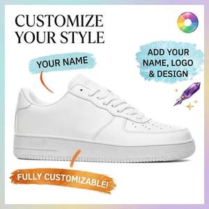 Può includere: Una sneaker bianca con lacci, con il testo CUSTOMIZE YOUR STYLE, YOUR NAME, ADD YOUR NAME, LOGO & DESIGN e FULLY CUSTOMIZABLE! L'immagine include un'icona a ruota di colore, una penna stilografica viola e frecce arancioni.