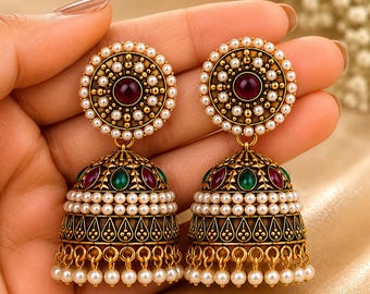 Pendientes Jhumka chapados en oro antiguo con perlas colgantes, pendientes colgantes indios llamativos, joyería nupcial con piedras rojas y verdes, regalo para ella.