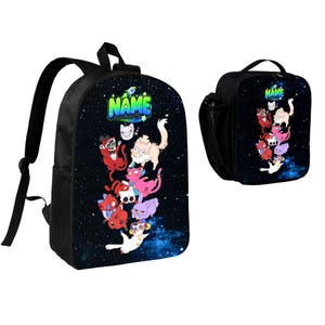 Puede incluir: Una mochila negra y una bolsa de almuerzo a juego con un estampado de temática espacial, gatos de dibujos animados coloridos y la palabra NAME en letras verdes. El diseño incluye un fondo estrellado oscuro con varios felinos en rojo, rosa y blanco.