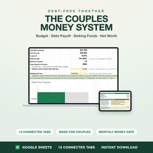 Op de afbeelding: Een digitaal financieel planningstool getiteld DEBT-FREE TOGETHER THE COUPLES MONEY SYSTEM weergegeven op een laptop- en tabletscherm. De interface toont budget-, schuld- en vermogenstrackers met datatabellen en een voortgangsbalk.