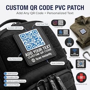 Op de afbeelding: Een zwarte rechthoekige PVC-patch met een witte QR-code en de tekst ADD YOUR TEXT CUSTOM QR CODE Scan Instantly. De patch heeft een klittenbandsluiting en is bevestigd aan een zwarte tactische rugzak en een olijfgroene jas.