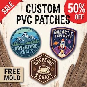 Könnte beinhalten: Drei individuelle PVC-Aufnäher mit grafischen Motiven. Ein runder Aufnäher zeigt Berge mit dem Text ADVENTURE AWAITS. Ein schildförmiger Aufnäher zeigt eine Rakete und Planeten mit GALACTIC EXPLORER. Ein sechseckiger Aufnäher zeigt eine Kaffeetasse mit CAFFEINE & CRAFT.