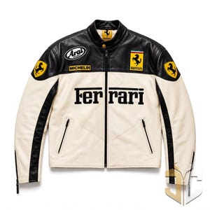 Op de afbeelding: Een zwart en crème leren jack met een centrale ritssluiting, een opstaande kraag en lange mouwen met ritsen bij de boorden. Op de borst staat de tekst Ferrari, met Arai-, Michelin- en Ferrari-logo's op het zwarte bovenpaneel.