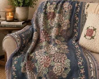 Coperta/arazzo vintage MWW con motivo floreale, stile cottagecore, in misto cotone con frange.