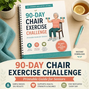 Può includere: Una guida stampabile 90-Day Chair Exercise Challenge per anziani con rilegatura a spirale. La copertina presenta l'illustrazione di una persona seduta su una sedia che solleva manubri, con testo come 'Feel Stronger. Move Better. Live Well.' e '90 Days to a Stronger You!' insieme a icone di sedia, calendario e cuore.