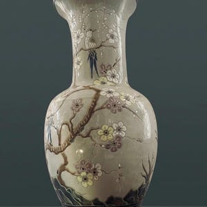 Könnte beinhalten: Eine Keramikvase mit hellbeiger Glasur und einem handgemalten Motiv aus braunen Ästen, gelben und weißen Blüten sowie einem Vogel. Der Fuß der Vase ist dunkelbraun und mit einem weißen geometrischen Dreiecksmuster versehen.