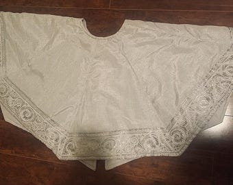 Saia para árvore de Natal acolchoada em brocado/linho prateado brilhante Cynthia Rowley, 52"